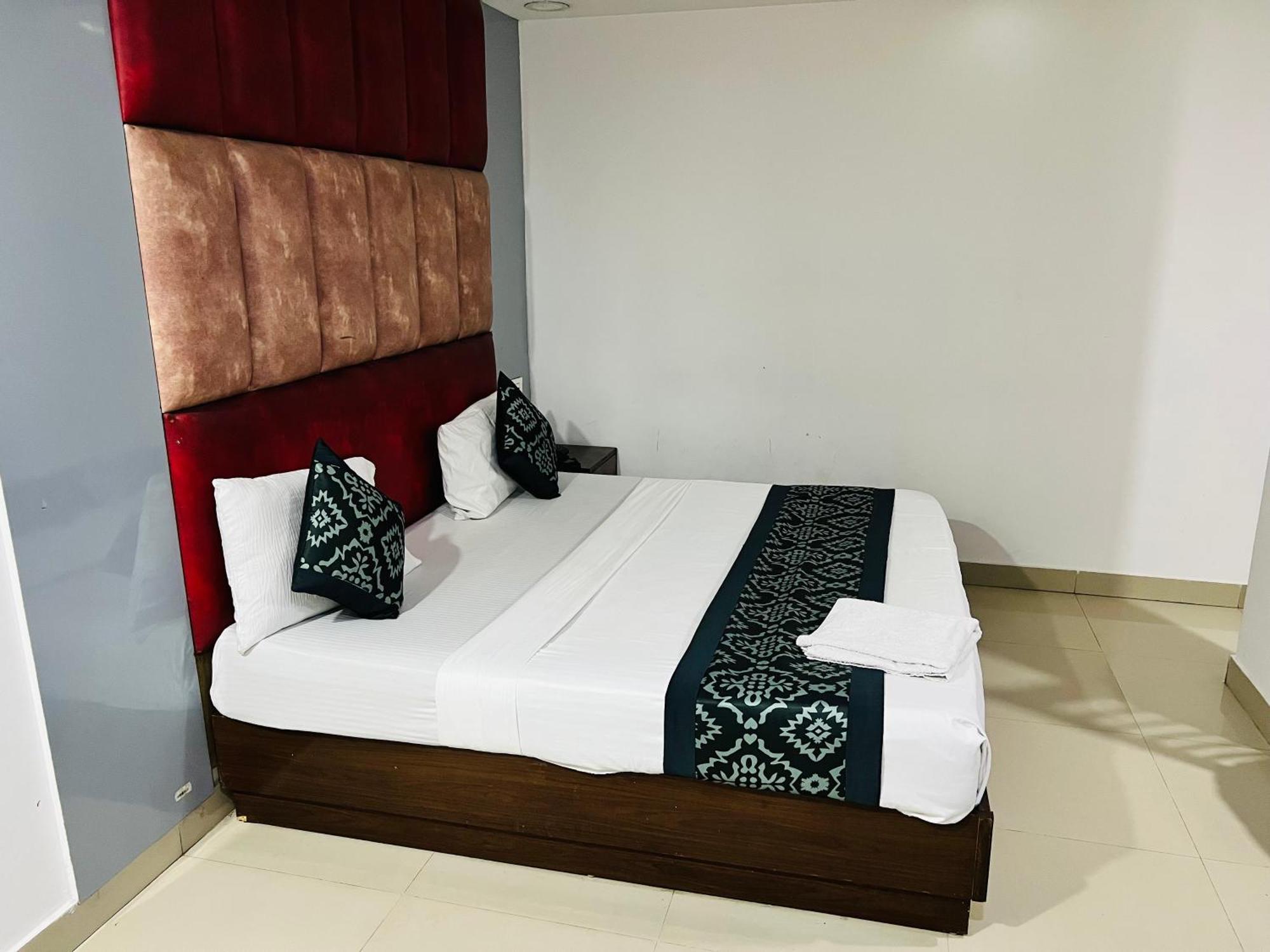 Hotel Marina Near Igi Airport Delhi New Delhi Eksteriør billede