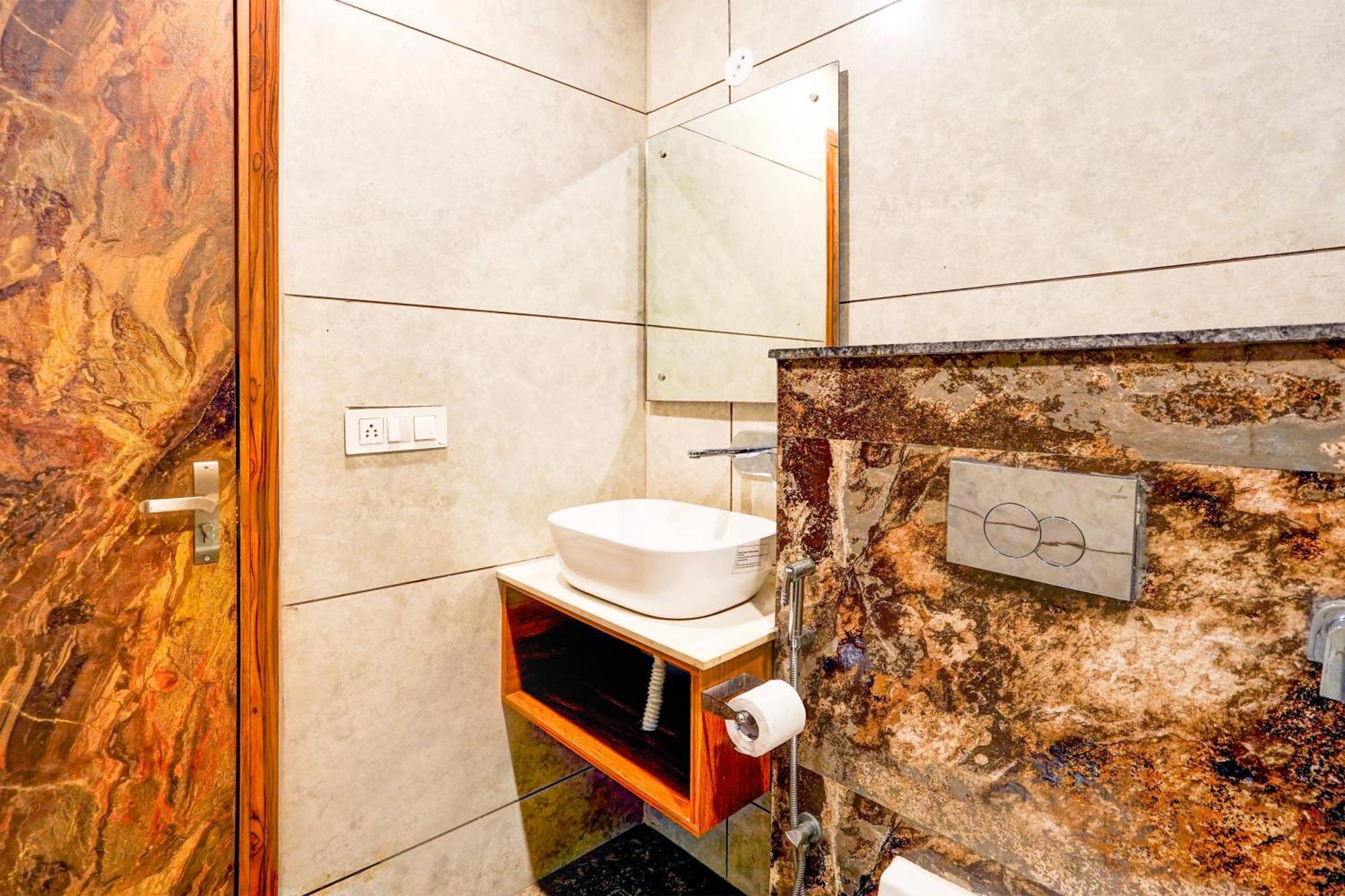 Hotel Marina Near Igi Airport Delhi New Delhi Eksteriør billede